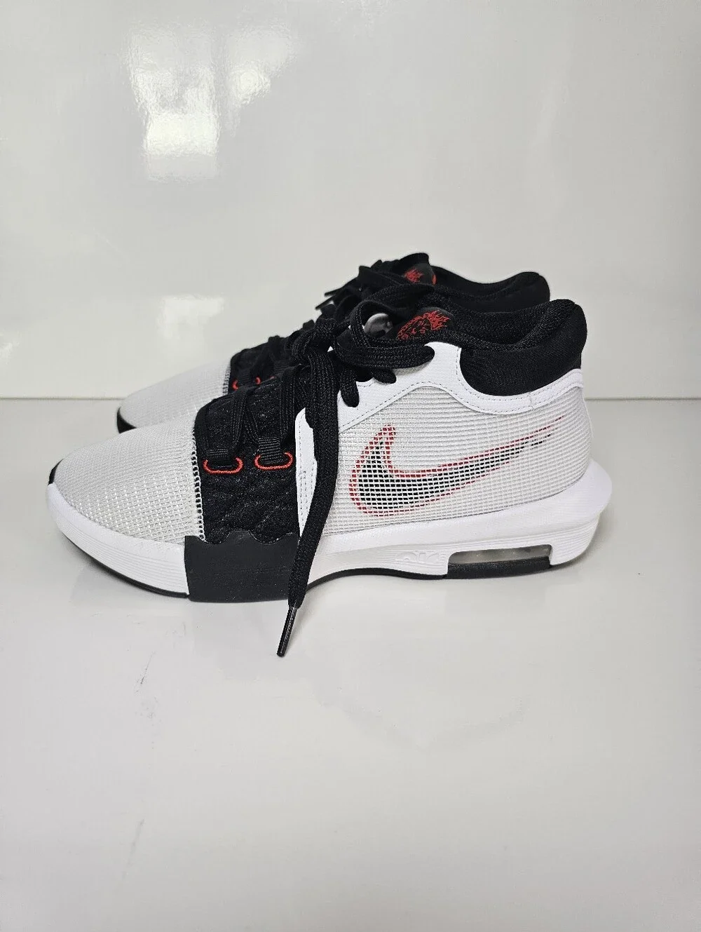 Nike LeBron Witness 8 Basketball Shoes White Black Red Men's Size 7.5 New In Box